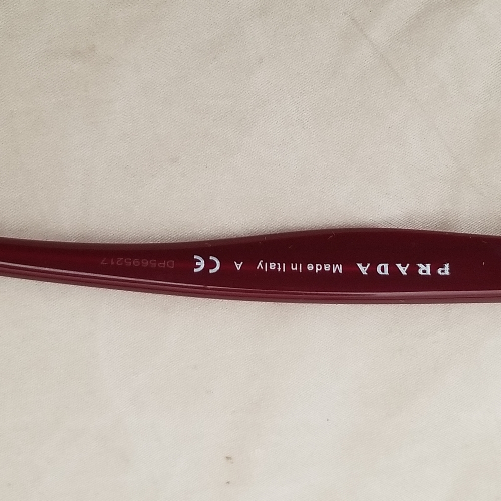 Prada - Picture 3 of 3